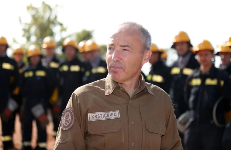 Ministar Krstičević obi&scaron;ao opožareno područje i vatrogasce iz sastava OS RH: 'Hvala dragom Bogu, nitko nije stradao'