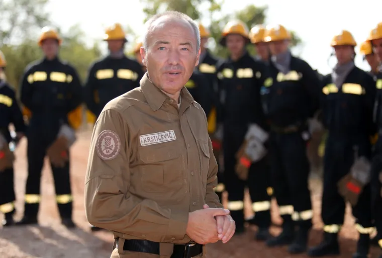 Ministar Krstičević obi&scaron;ao opožareno područje i vatrogasce iz sastava OS RH: 'Hvala dragom Bogu, nitko nije stradao'