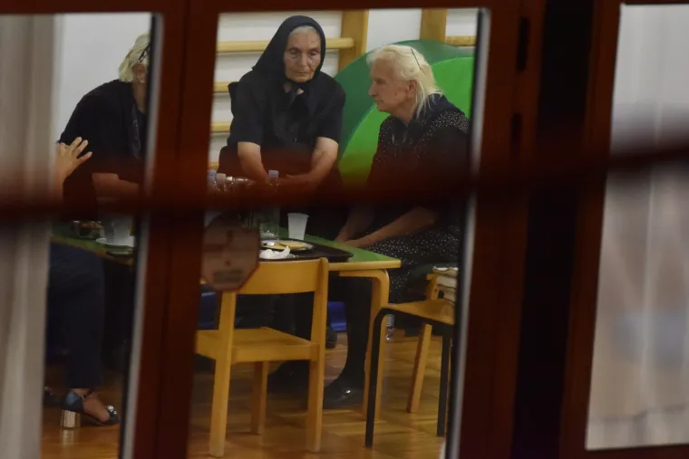 Vatrogasci i vojska brane Drni&scaron; od požara, dio stanovni&scaron;tva evakuiran