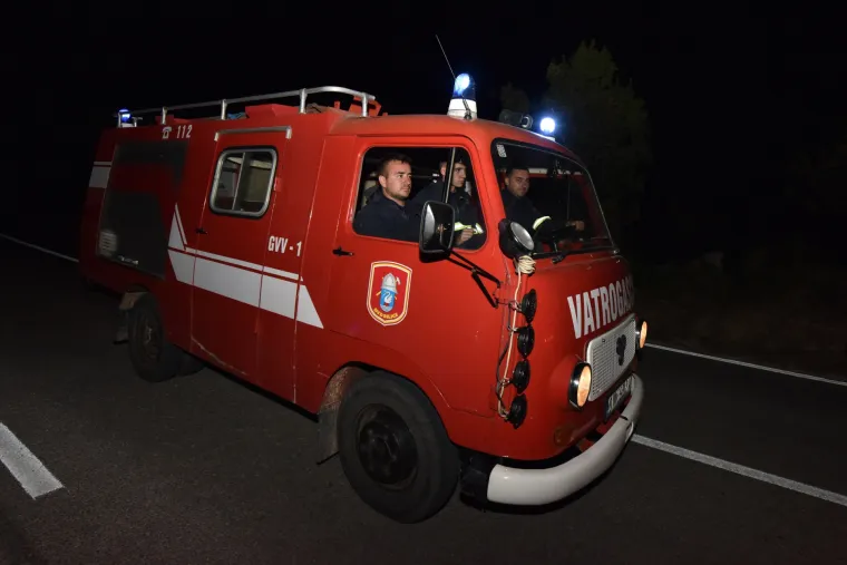 Vatrogasci i vojska brane Drni&scaron; od požara, dio stanovni&scaron;tva evakuiran