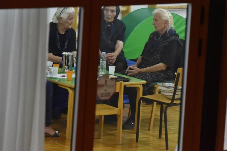 Vatrogasci i vojska brane Drni&scaron; od požara, dio stanovni&scaron;tva evakuiran