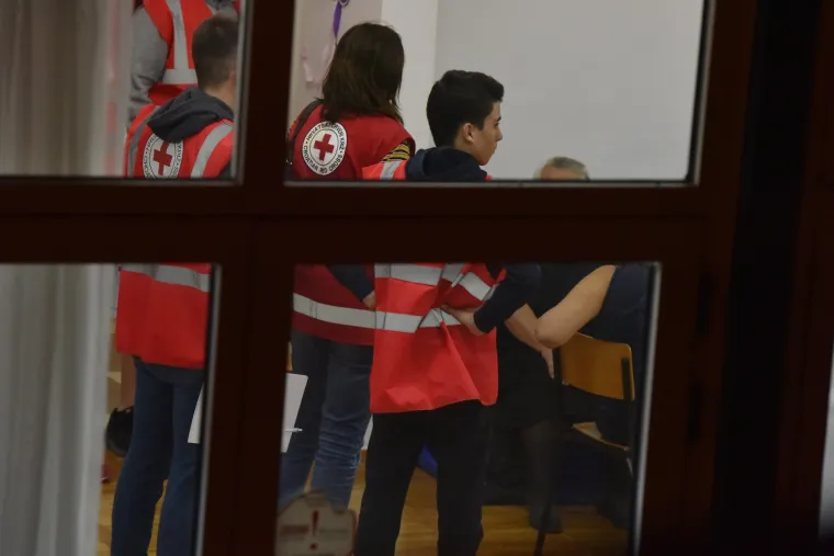 Vatrogasci i vojska brane Drni&scaron; od požara, dio stanovni&scaron;tva evakuiran