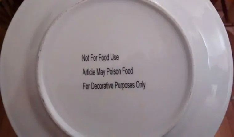 "Susjeda nam je donijela božićne kolače na ovom tanjuru. Kada samo ih pojeli, pročitali smo ovo: Ne upotrebljavajte za hranu. Artikl može otrovati. Samo za dekorativne svrhe."