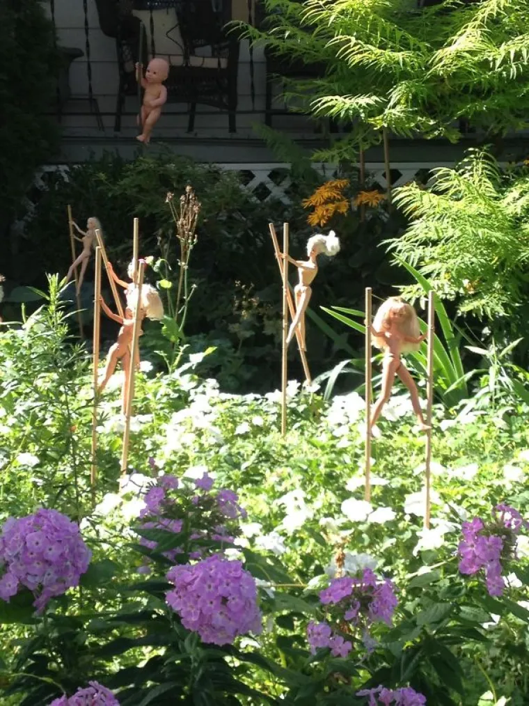 Gole lutke u susjedovu vrtu?!