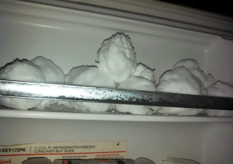 "Moj glupi susjed zamrznuo je grude snijega i bacao ih na mene u srpnju."