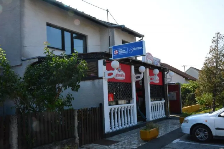 POLICIJA TRAGA ZA UBOJICOM IZ SLAVONSKOG BRODA: Od zadobivenih ozljeda preminuo te&scaron;ko ranjeni 31-godi&scaron;njak