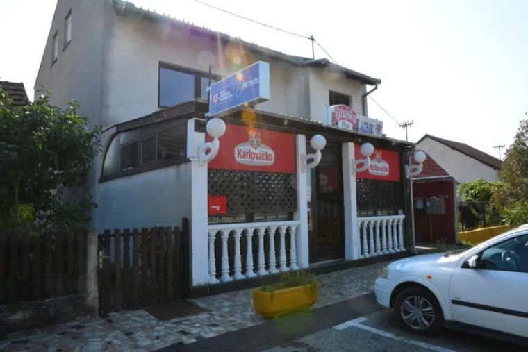 U Posavskoj ulici u Slavonskom Brodu u blizini ugostiteljskog objekta Hajduk do&scaron;lo je do pucnjave pri čemu je jedna osoba ranjena i prevezena u bolnicu. Na mjestu događaja policijski službenici su utvrdili da je iz do sada jos neutvrđenih razloga 30-godi&scaron;njak iz vatrenog oružja ispalio vi&scaron;e hitaca prema 31-godi&scaron;njaku te ga te&scaron;ko ozlijedio. Ozlijeđenom je liječnička pomoć pružena u bolnici u Slavonskom Brodu, gdje je zadržan na liječenju. Nakon pucnjave 30-godi&scaron;njak se udaljio u nepoznatom smjeru, a u cilju pronalaska počinitelja policija  poduzima intenzivne mjere traganja. Od zadobivenih ozljeda te&scaron;ko ranjeni 31-godi&scaron;njak je danas tijekom prijepodneva preminuo u brodskoj bolnici. 
Photo: Ivica Galovic/PIXSELL