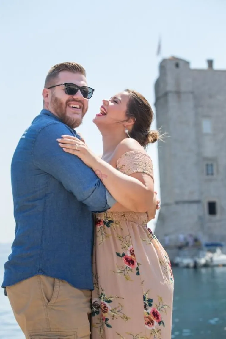 LJUBAV PRŠTI NA SVE STRANE: Lucija Lugomer snimljena u Dubrovniku u šetnji sa zaručnikom, ne skidaju osmijeh s lica