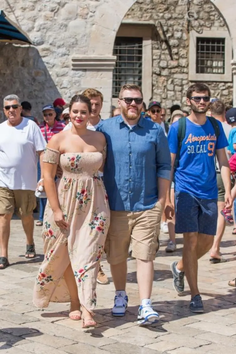 Prva hrvatska plus size manekenka Lucija Lugomer i njezin zaručnik Danijel Grlić uživaju na odmoru u Dubrovniku.