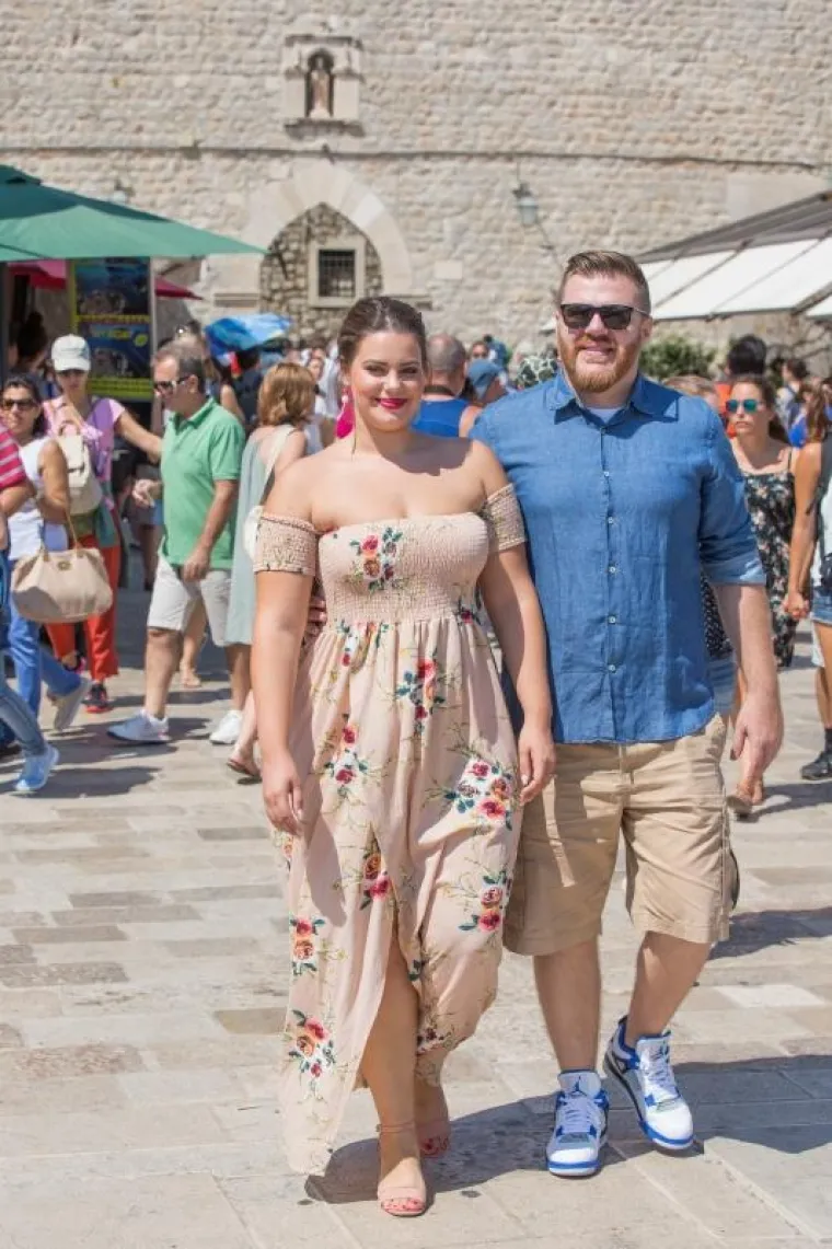 23.08.2017., Stradun, Dubrovnik - Hrvatska plus size manekenka Lucija Lugomer i njezin zarucnik Danijel Grlic provode svoj odmor u Dubrovniku i sad vec s  planovima za ulazak u bracnu luku nakon sto ju je prije par dana njezin dugogodisnji decko zaprosio bas u Dubrovniku. 
Photo: Grgo Jelavic/PIXSELL