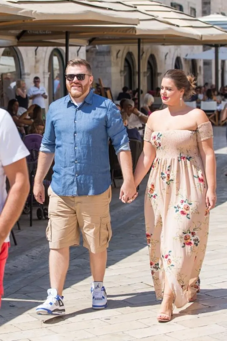 23.08.2017., Stradun, Dubrovnik - Hrvatska plus size manekenka Lucija Lugomer i njezin zarucnik Danijel Grlic provode svoj odmor u Dubrovniku i sad vec s  planovima za ulazak u bracnu luku nakon sto ju je prije par dana njezin dugogodisnji decko zaprosio bas u Dubrovniku. 
Photo: Grgo Jelavic/PIXSELL