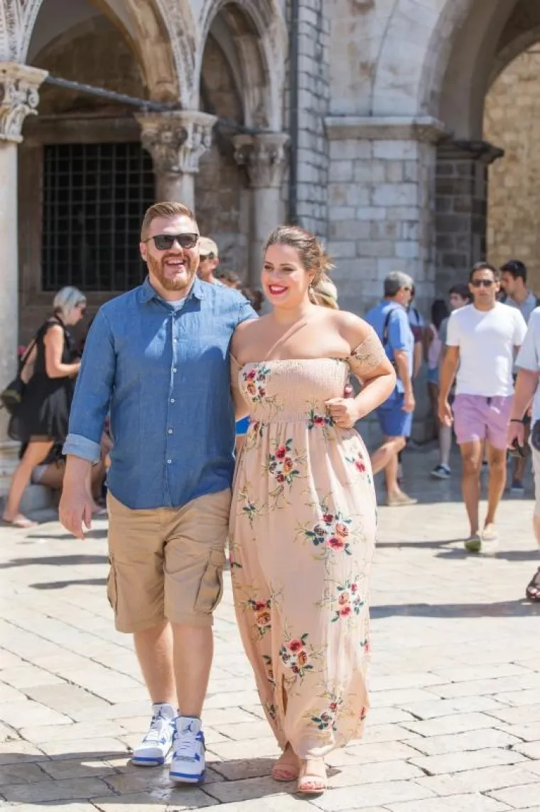 23.08.2017., Stradun, Dubrovnik - Hrvatska plus size manekenka Lucija Lugomer i njezin zarucnik Danijel Grlic provode svoj odmor u Dubrovniku i sad vec s  planovima za ulazak u bracnu luku nakon sto ju je prije par dana njezin dugogodisnji decko zaprosio bas u Dubrovniku. 
Photo: Grgo Jelavic/PIXSELL