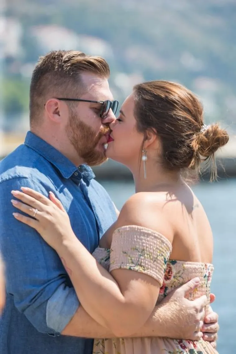 23.08.2017., Stradun, Dubrovnik - Hrvatska plus size manekenka Lucija Lugomer i njezin zarucnik Danijel Grlic provode svoj odmor u Dubrovniku i sad vec s  planovima za ulazak u bracnu luku nakon sto ju je prije par dana njezin dugogodisnji decko zaprosio bas u Dubrovniku. 
Photo: Grgo Jelavic/PIXSELL