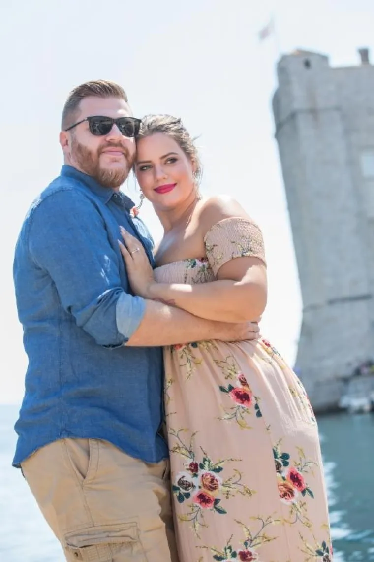 23.08.2017., Stradun, Dubrovnik - Hrvatska plus size manekenka Lucija Lugomer i njezin zarucnik Danijel Grlic provode svoj odmor u Dubrovniku i sad vec s  planovima za ulazak u bracnu luku nakon sto ju je prije par dana njezin dugogodisnji decko zaprosio bas u Dubrovniku. 
Photo: Grgo Jelavic/PIXSELL