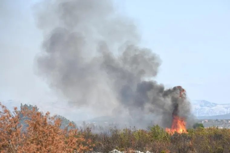 Ovako izgleda borba na&scaron;ih vatrogasaca s plamenom stihijom koja već treći dan guta Dalmaciju