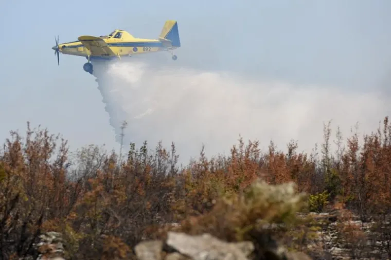 Ovako izgleda borba na&scaron;ih vatrogasaca s plamenom stihijom koja već treći dan guta Dalmaciju