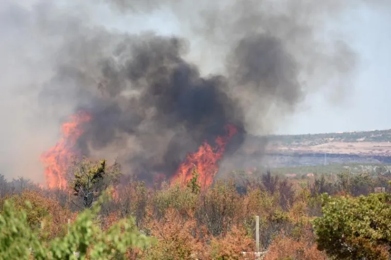 Ovako izgleda borba na&scaron;ih vatrogasaca s plamenom stihijom koja već treći dan guta Dalmaciju