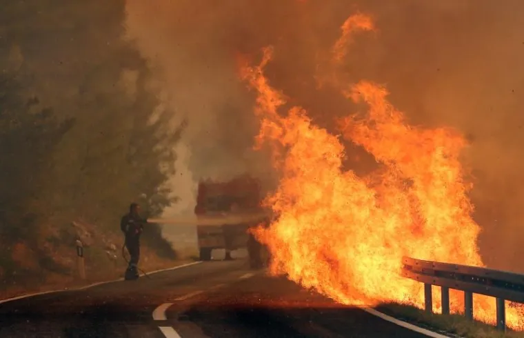 Ovako izgleda borba na&scaron;ih vatrogasaca s plamenom stihijom koja već treći dan guta Dalmaciju