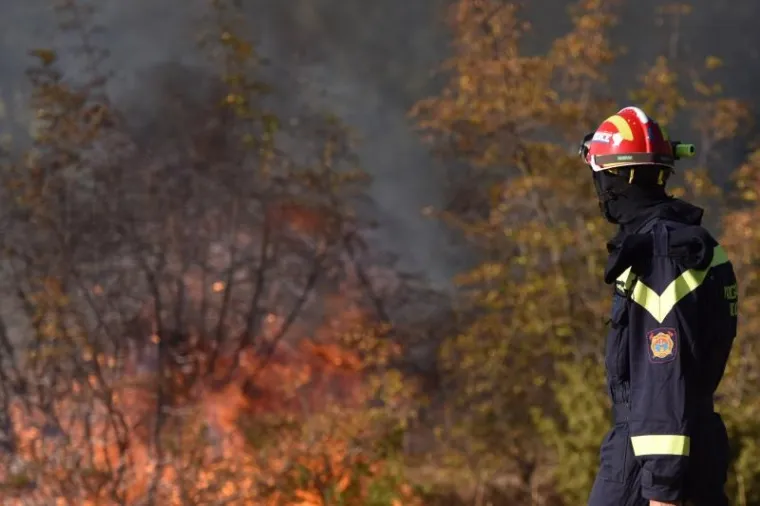 Ovako izgleda borba na&scaron;ih vatrogasaca s plamenom stihijom koja već treći dan guta Dalmaciju