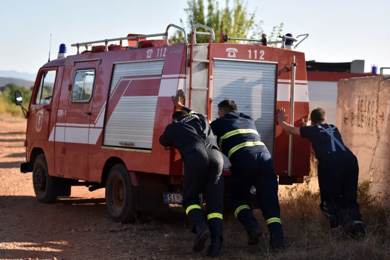 Vatrogasci guraju vozilo