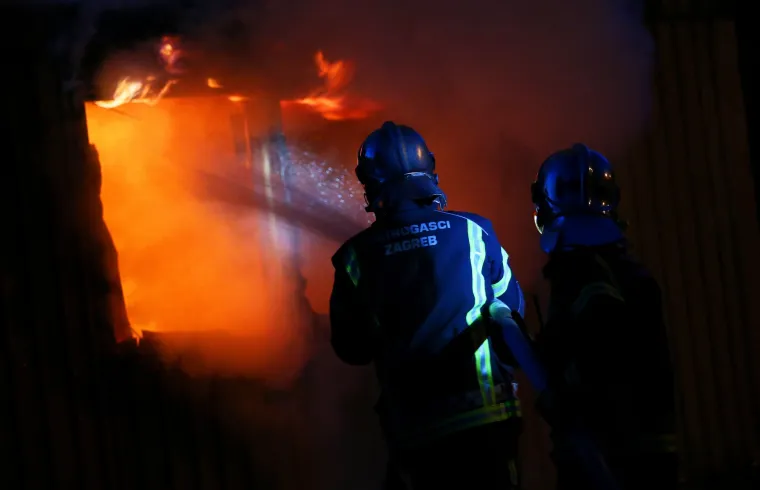 Zagreb: stanovnici i vatrogasci uspjeli su ugasiti zapaljen skladi&scaron;ni kontejner u Tučepskoj ulici