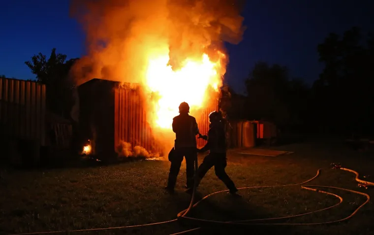 Zagreb: stanovnici i vatrogasci uspjeli su ugasiti zapaljen skladi&scaron;ni kontejner u Tučepskoj ulici