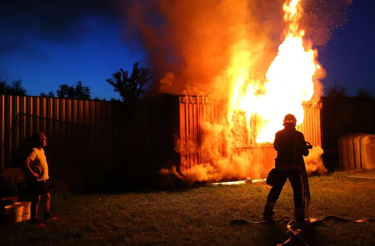 Zagreb: stanovnici i vatrogasci uspjeli su ugasiti zapaljen skladi&scaron;ni kontejner u Tučepskoj ulici