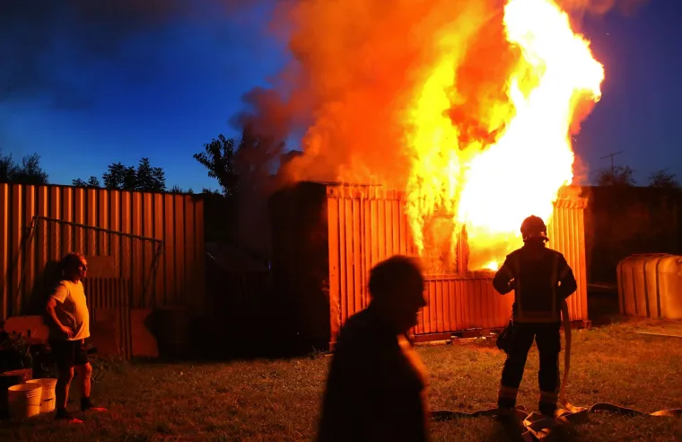 Zagreb: stanovnici i vatrogasci uspjeli su ugasiti zapaljen skladi&scaron;ni kontejner u Tučepskoj ulici