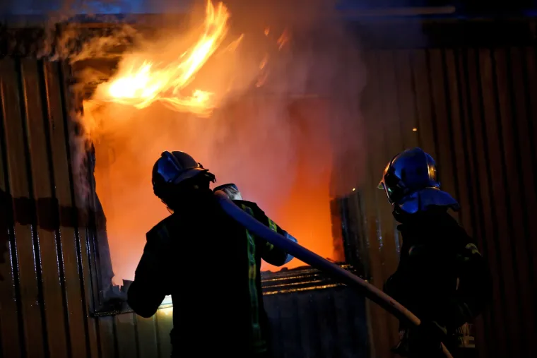 Zagreb: stanovnici i vatrogasci uspjeli su ugasiti zapaljen skladi&scaron;ni kontejner u Tučepskoj ulici