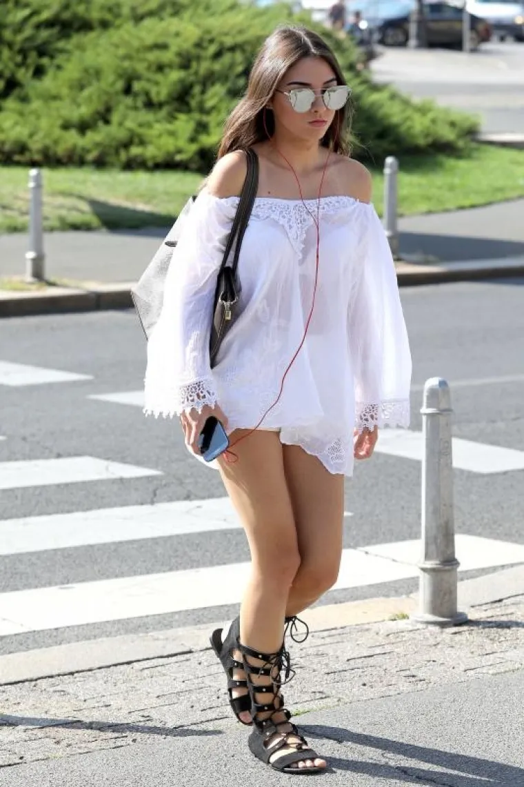 U Zagrebu je danas ponovno vruće, a ova je djevojka iskoristila toplo vrijeme da pokaže preplanuli ten.