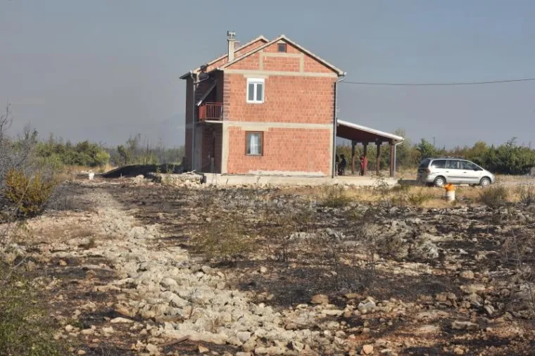 TEŠKA BORBA U KISTANJU: Vatrogasci se satima borili protiv vatrene stihije, plamen i dalje aktivan