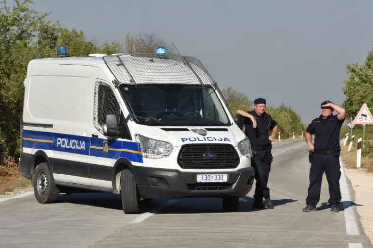 TEŠKA BORBA U KISTANJU: Vatrogasci se satima borili protiv vatrene stihije, plamen i dalje aktivan