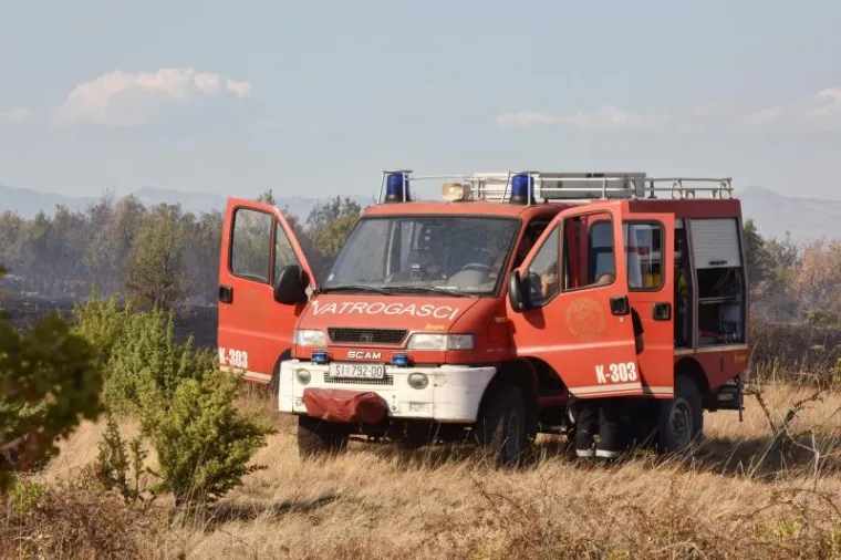 TEŠKA BORBA U KISTANJU: Vatrogasci se satima borili protiv vatrene stihije, plamen i dalje aktivan
