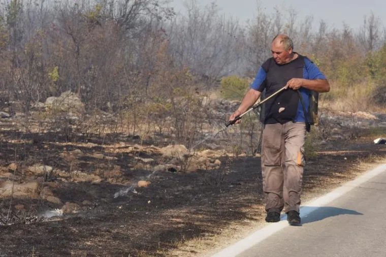 TEŠKA BORBA U KISTANJU: Vatrogasci se satima borili protiv vatrene stihije, plamen i dalje aktivan