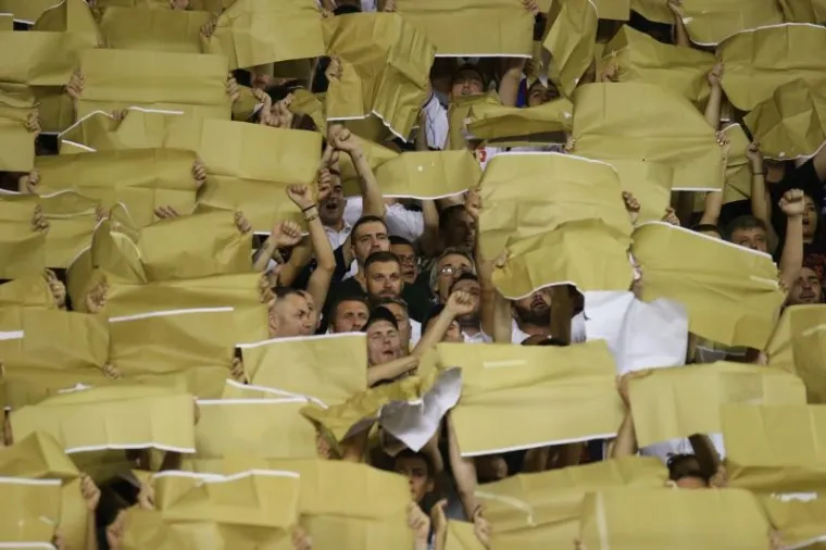 POLJUD GRMI I IZGLEDA PREKRASNO: Atmosfera na splitskom stadionu ostavlja bez daha