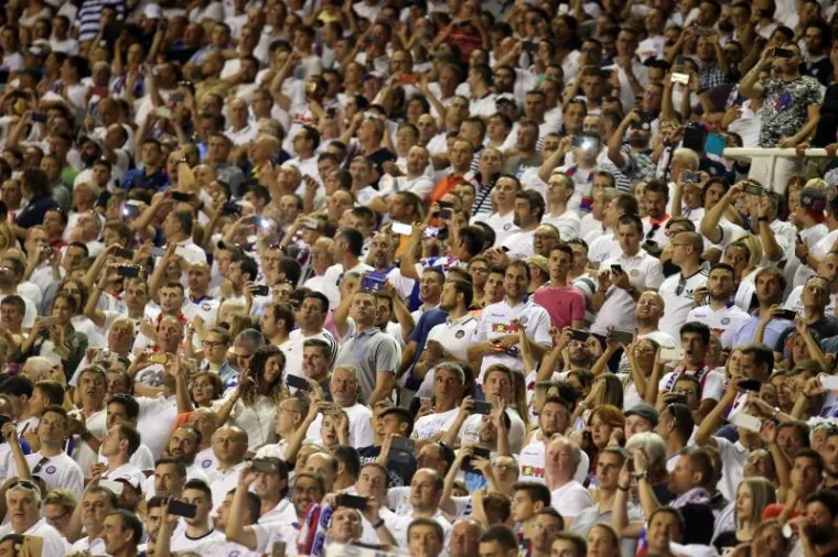 POLJUD GRMI I IZGLEDA PREKRASNO: Atmosfera na splitskom stadionu ostavlja bez daha