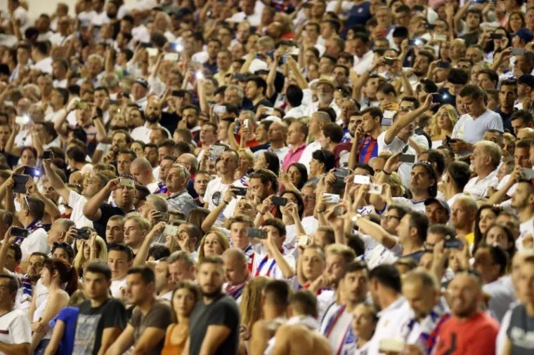 POLJUD GRMI I IZGLEDA PREKRASNO: Atmosfera na splitskom stadionu ostavlja bez daha