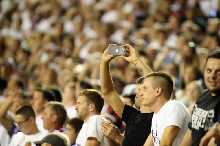 POLJUD GRMI I IZGLEDA PREKRASNO: Atmosfera na splitskom stadionu ostavlja bez daha