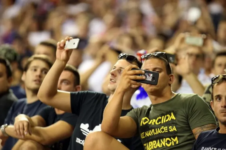 POLJUD GRMI I IZGLEDA PREKRASNO: Atmosfera na splitskom stadionu ostavlja bez daha
