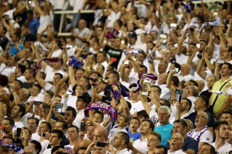 POLJUD GRMI I IZGLEDA PREKRASNO: Atmosfera na splitskom stadionu ostavlja bez daha