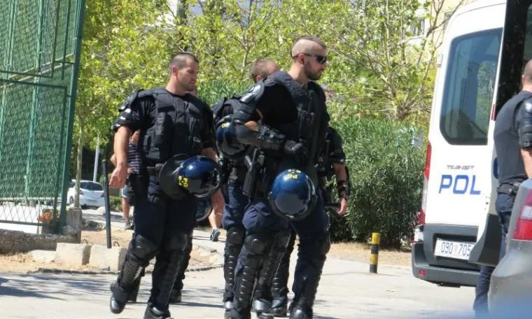 Interventna policija je kod Starog placa evidentirala nekoliko navijača koji su se okupili uoči uzvratne utakmice Hajduk - Everton koja je večeras igra u Splitu. Photo: Ivo Čagalj/PIXSELL