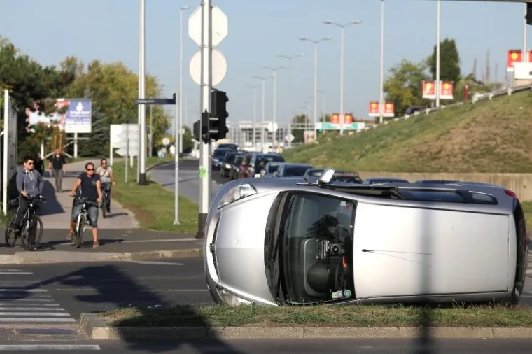 U prometnoj nesreći koja se dogodila jutros na Selskoj cesti kod podvožnjaka sa Zagrebačkom jedno je vozilo zavr&scaron;ilo na boku. Photo: Patrik Macek/PIXSELL
