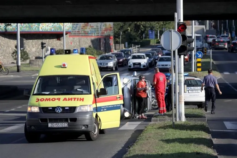 PROMETNA NESREĆA U ZAGREBU: Kod podvožnjaka na Selskoj cesti vozilo zavr&scaron;ilo na boku