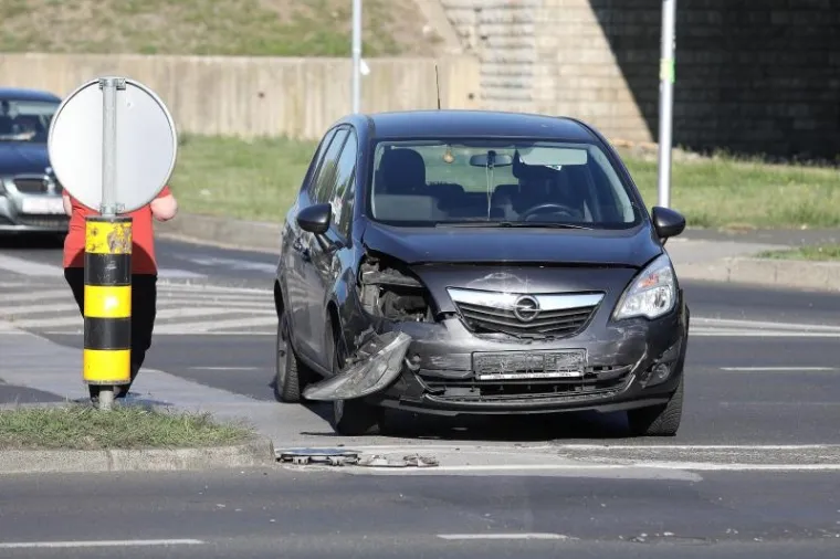 PROMETNA NESREĆA U ZAGREBU: Kod podvožnjaka na Selskoj cesti vozilo zavr&scaron;ilo na boku