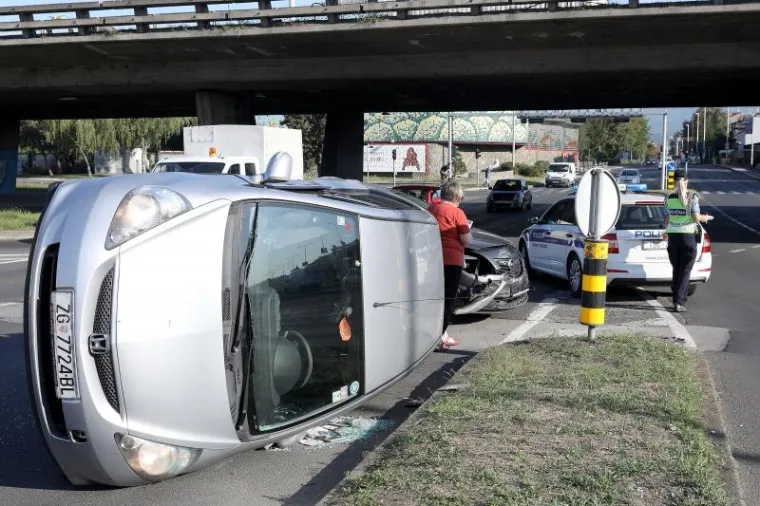 PROMETNA NESREĆA U ZAGREBU: Kod podvožnjaka na Selskoj cesti vozilo zavr&scaron;ilo na boku