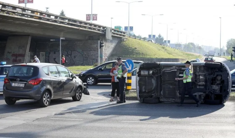 PROMETNA NESREĆA U ZAGREBU: Kod podvožnjaka na Selskoj cesti vozilo zavr&scaron;ilo na boku