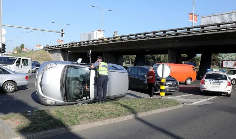 PROMETNA NESREĆA U ZAGREBU: Kod podvožnjaka na Selskoj cesti vozilo zavr&scaron;ilo na boku