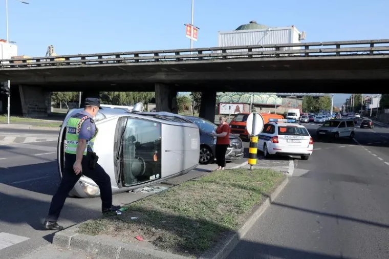 PROMETNA NESREĆA U ZAGREBU: Kod podvožnjaka na Selskoj cesti vozilo zavr&scaron;ilo na boku