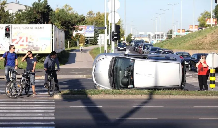 PROMETNA NESREĆA U ZAGREBU: Kod podvožnjaka na Selskoj cesti vozilo zavr&scaron;ilo na boku