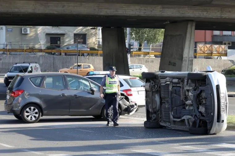 PROMETNA NESREĆA U ZAGREBU: Kod podvožnjaka na Selskoj cesti vozilo zavr&scaron;ilo na boku